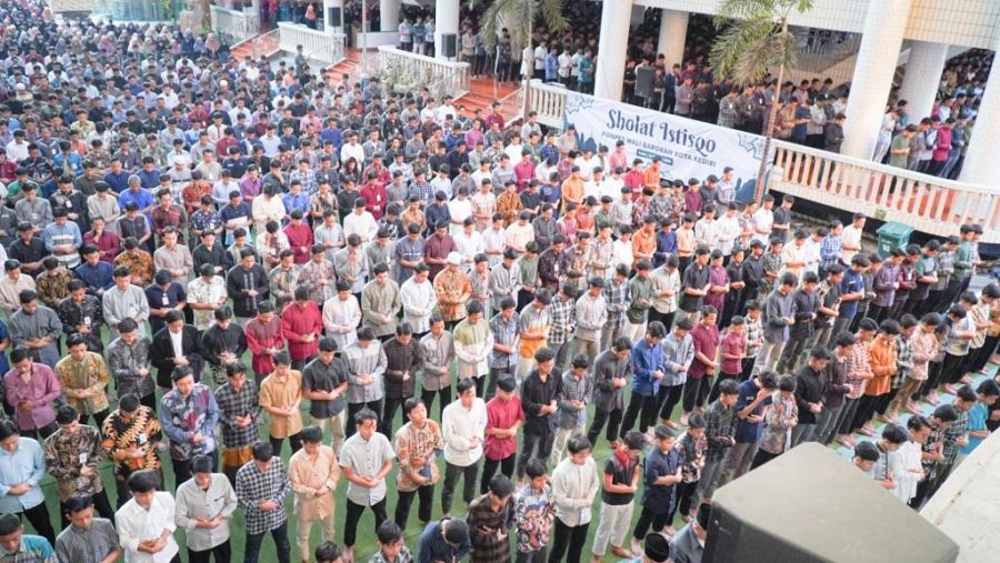 4.000-an Santri dan Pengasuh Ponpes Wali Barokah Kediri Gelar Sholat Memohon Hujan