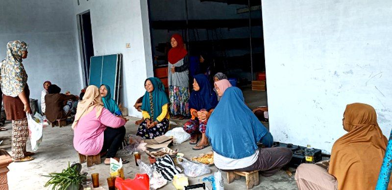 Ada Gotong Royong, Ibu-ibu Jerukan Troketon Kompak Menyiapkan Makanan dan Minuman