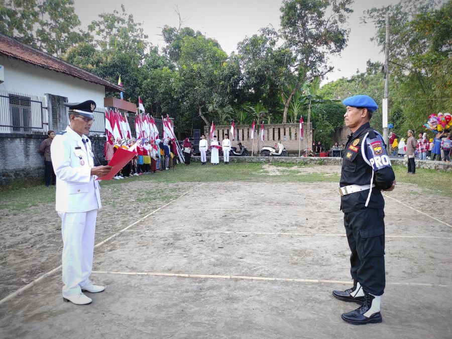 Anggota Senkom Mitra Polri Klaten Didaulat Jadi Komandan Upacara Penurunan Bendera Merah Putih