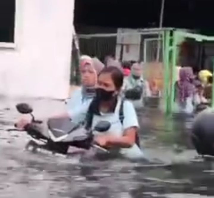 Banjir Rob Setinggi 2 Meter Lebih Menerjang Pesisir Kota Semarang