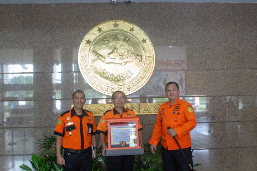 Di HUT ke 50, Basarnas Beri Piagam Penghargaan Kepada Ketua Umum Senkom Mitra Polri
