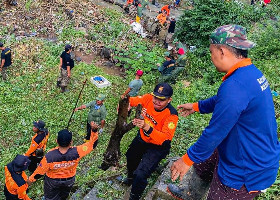 Bersih Sungai Senkom Mitra Polri Kudus bersama Satpol PP, Satlinmas dan Damkar