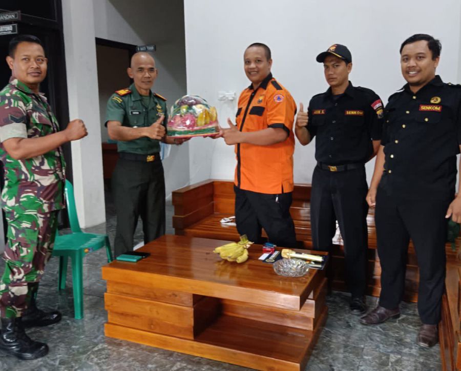 Datangi Koramil, Senkom Mitra Polri Kecamatan Grogol Beri Ucapan Dirgahayu ke-77 TNI