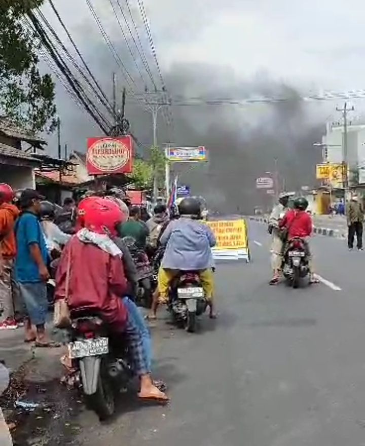 Gudang Sparepart di Telukan Sukoharjo Terbakar, 90 Petugas Damkar Berjibaku Padamkan Api