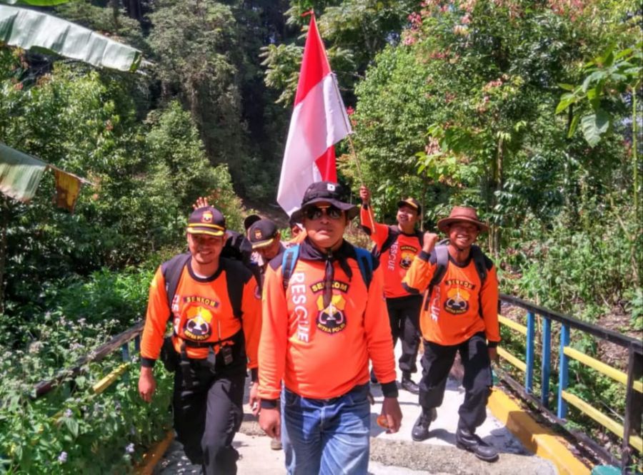 Heli Yang Ditumpangi Kapolda Jambi Mendarat Darurat, Ketua Senkom Mitra Polri Jambi Kirimkan Bantuan