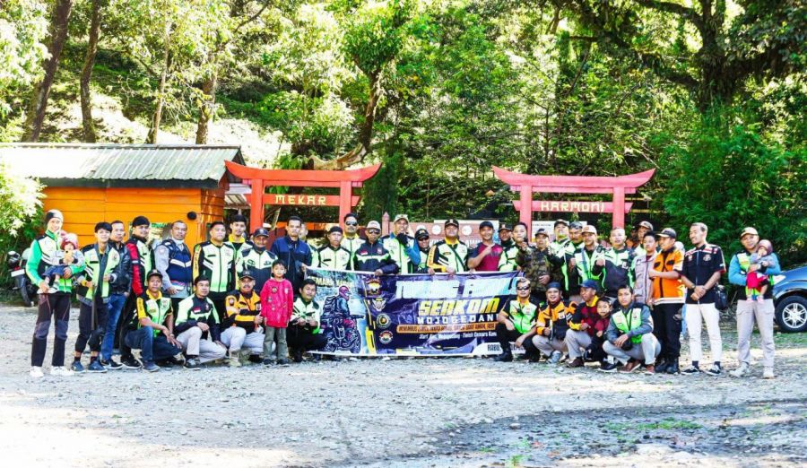 Jaga Soliditas, Senkom Mitra Polri Mojogedang Adakan Touring Family ke Wisata Grojogan Sewu
