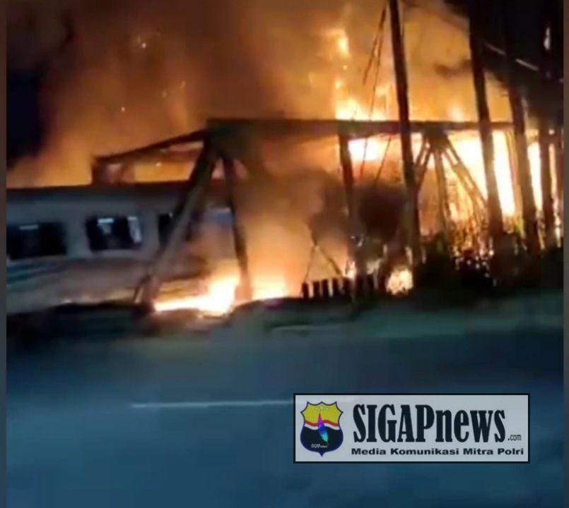 Kereta Api Brantas Tabrak Truk Trailer Hingga Timbul Ledakan Dahsyat di Semarang