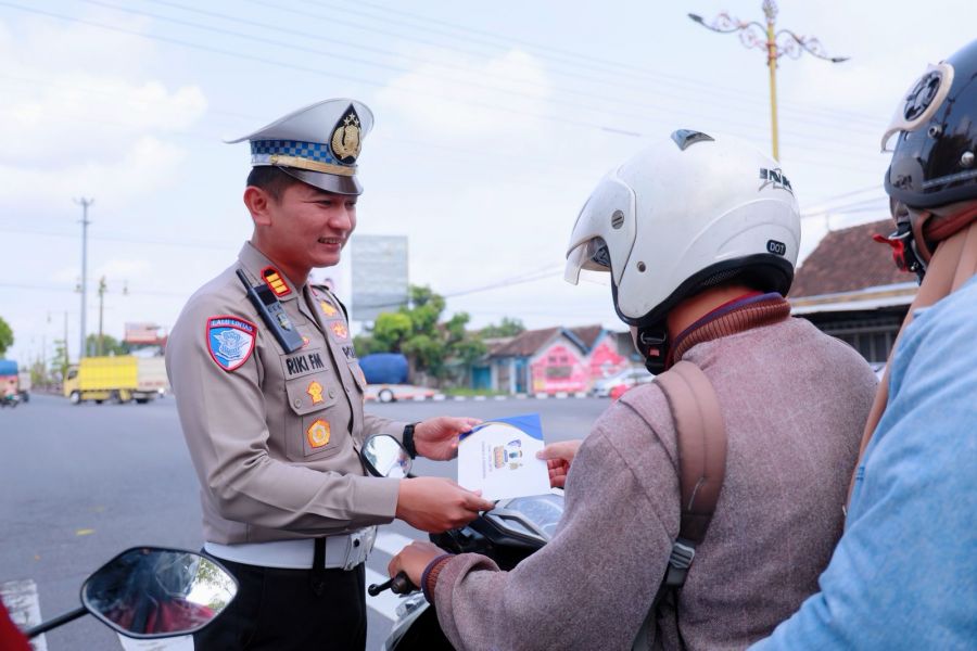 Kreativ, Kasatlantas Polres Klaten Berikan 'Surat Cinta' Untuk Pengendara