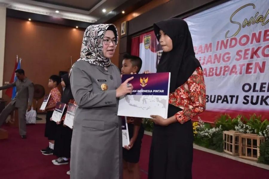 Kuota Meningkat, Bupati Sukoharjo Serahkan PIP ke 29.694 Siswa