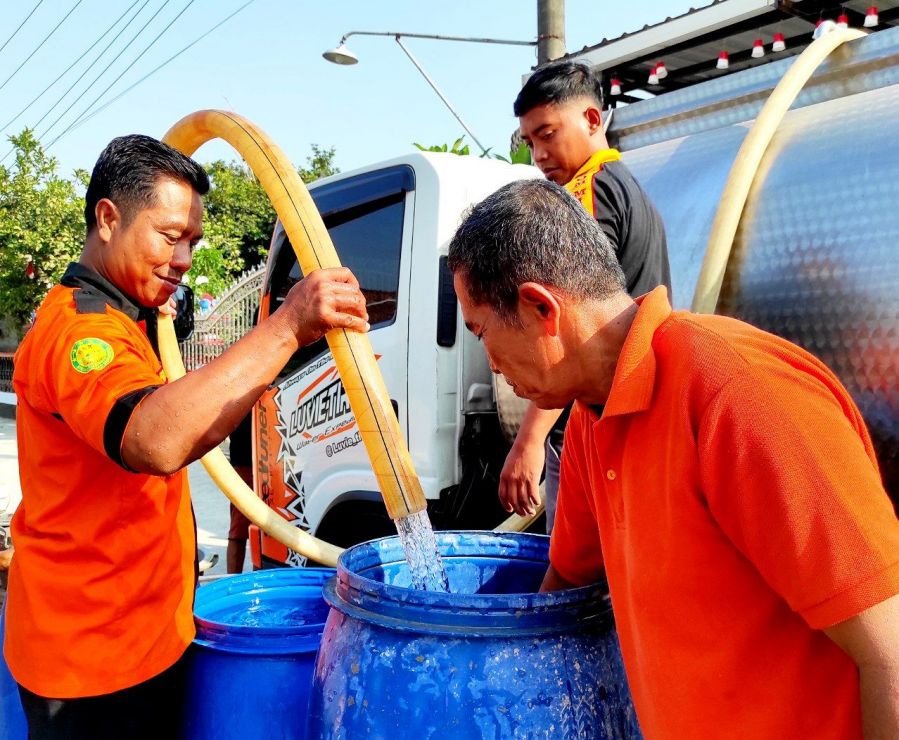 Peduli Dampak El Nino, Senkom Rescue Kabupaten Klaten Bagikan Ribuan Liter Air Bersih Kepada Warga