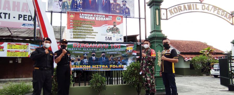 Perkuat Sinergitas, Senkom Mitra Polri Pedan Pasang Spanduk Ucapan HUT TNI ke-76 di Koramil 04/Pedan