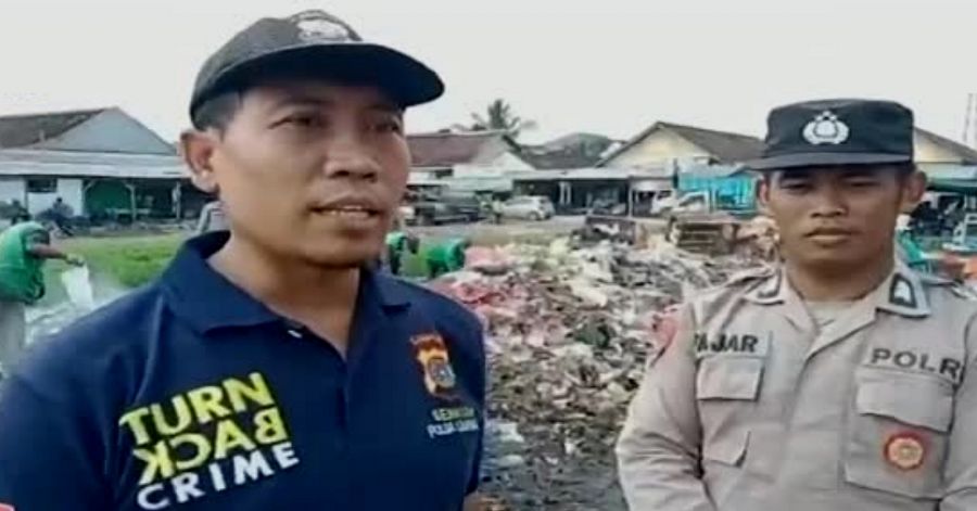 Polres Tulang Bawang, TNI, Senkom Mitra Polri dan Warga Bersihkan Sampah di Terminal Pasar Unit 2
