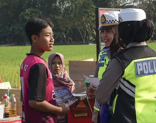 Polwan Cantik Polres Sukoharjo Sosialisasi Tertib Lalulintas di CFD Guyangan Kebo