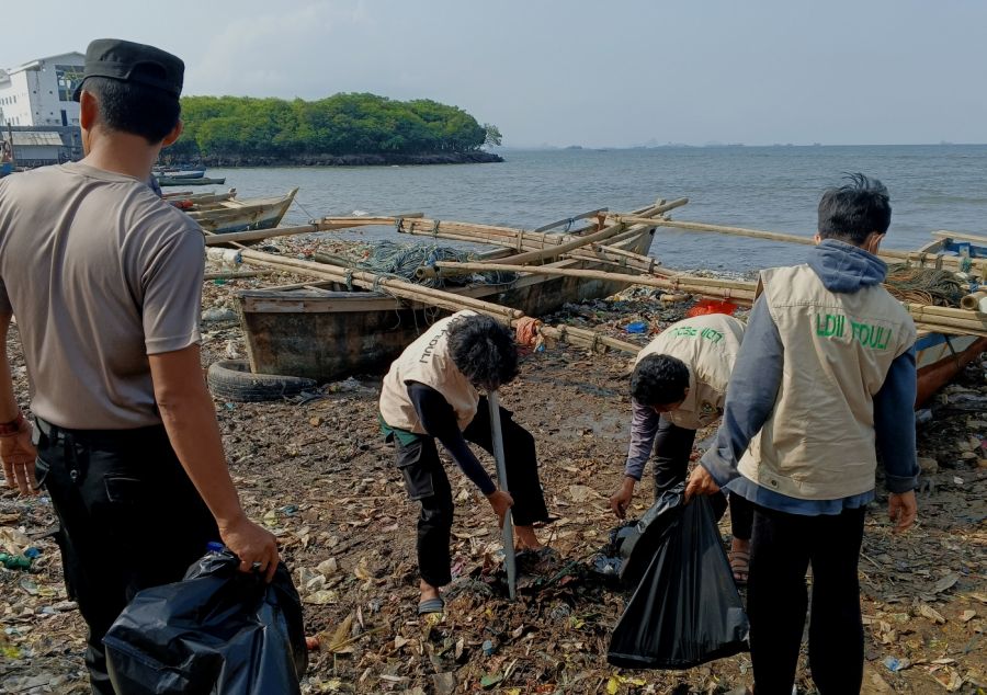 Puluhan Personel Polda Lampung Bersama Ormas Pemuda Sisir Pinggir Pantai Sukaraja