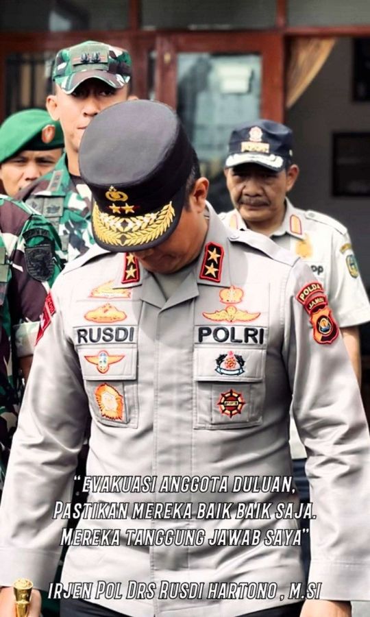 Salut! Kapolda Jambi Irjen Pol Rusdi Hartono Dahulukan Anak Buah Untuk di Evakuasi
