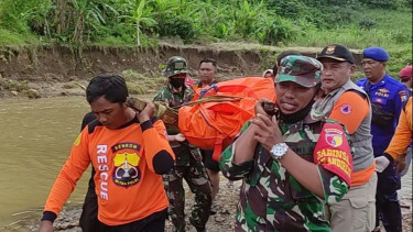 Senkom Rescue Bersama TNI-POLRI Ikut Evakuasi Korban Banjir Blitar