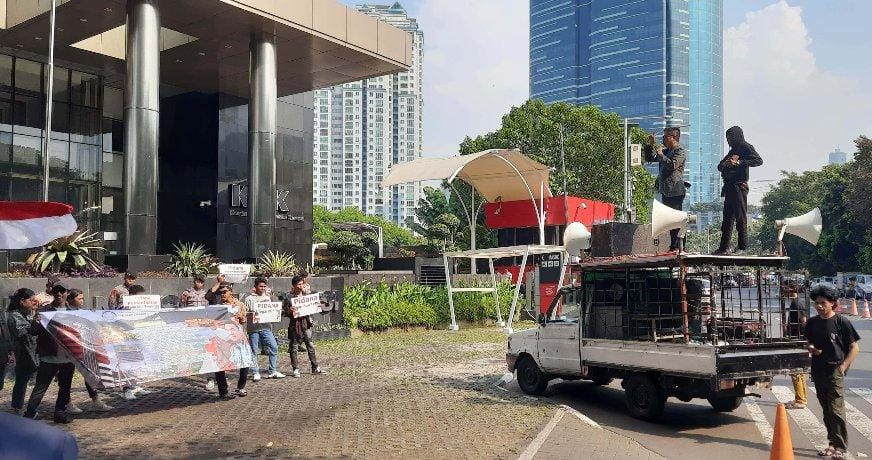 SOMASI Jakarta Gelar Aksi di Depan Gedung KPK, Desak Audit Pertambangan Ilegal di Maluku Utara