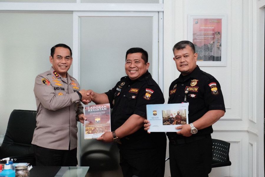 Terima Kunjungan Senkom, Kapolda Kalsel Coba Aplikasi Senkom Digital Communication