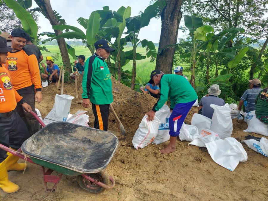 TNI, POLRI, SENKOM dan Relawan LDII Wedi Buat Tanggul Darurat Demi Atasi Banjir