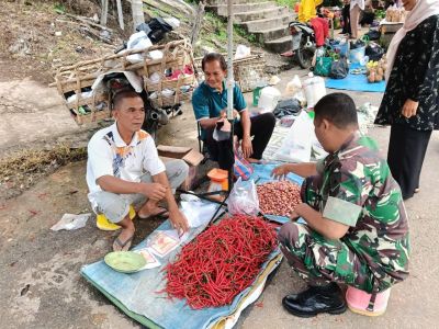 Babinsa Koramil 06/Cerenti Cek Harga Sembako dan Bumbu Dapur di Pasar Tradisional