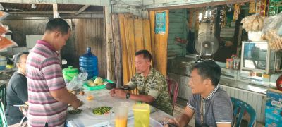 Pererat Kedekatan dengan Pelaku UMKM, Babinsa Tanjung Rhu Sambangi Kedai Warga