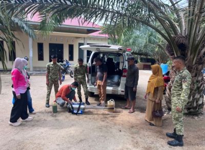 Prajurit Kompi B Yonif TP 850/SC Gelar Fogging di Desa Baturijal Hilir
