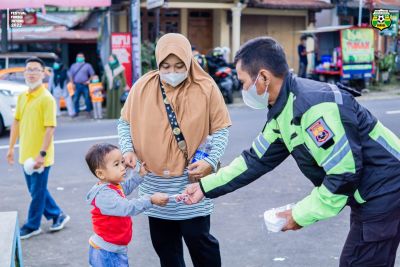 Senkom Mitra Polri Karanganyar Bagikan Masker Pada Gelaran Gubernur Cup FORSGI Jateng