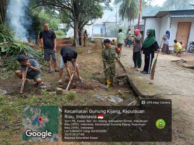 Sertu Ronal Hengki Saputra Pimpin Gotong Royong Bersihkan Selokan di Kp. Beringin, Antisipasi Banjir