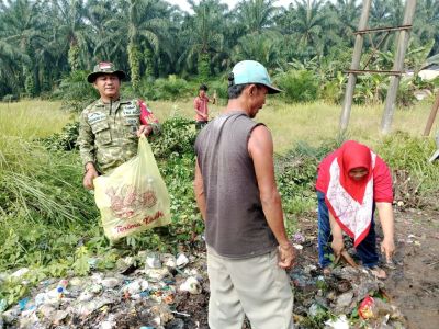 Sinergi TNI dan Warga, Babinsa Koramil 08/Tdn Bersama Pemcam Tandun Barat Gelar Aksi Gotong Royong